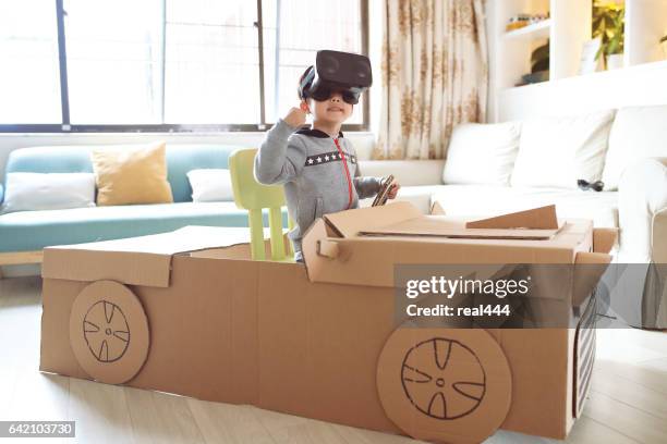 kinder spielen auf dem karton - vr cardboard stock-fotos und bilder