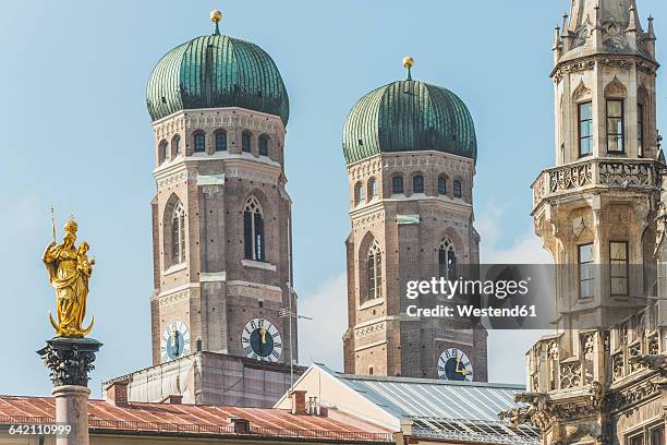 germany, bavaria, munich, view of mary's square, marian column and frauenkirche and new town hall - guildhall fotografías e imágenes de stock