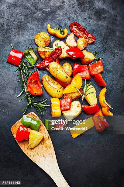 oven vegetables and potatoes on slate - schist fotografías e imágenes de stock