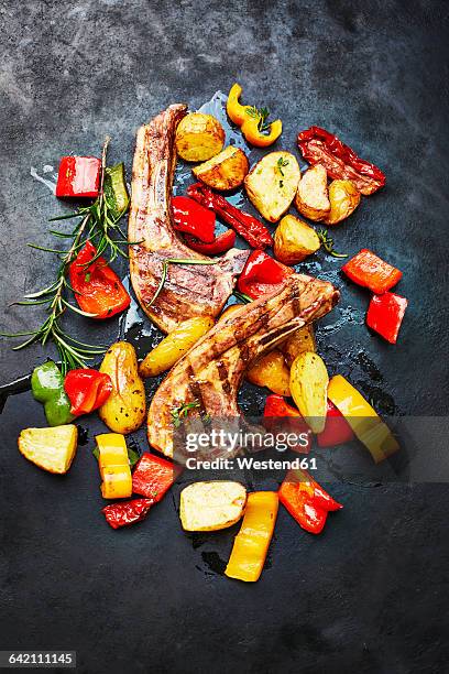 lamb chops, potatoes and oven vegetables on slate - gele paprika stockfoto's en -beelden