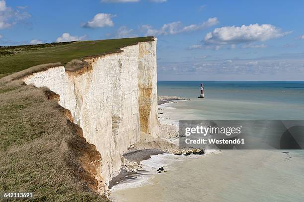 england, sussex, eastbourne, seven sisters country park, beachy head, lighthouse and seven sisters chalk cliffs - east sussex stock-fotos und bilder