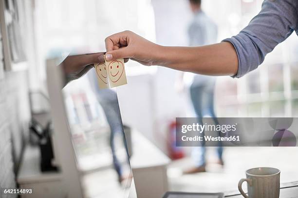 someone putting a sticky note on computer screen - bewondering stockfoto's en -beelden