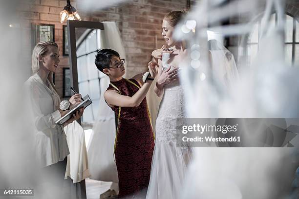 wedding dress designer and bride to be - wedding planning foto e immagini stock