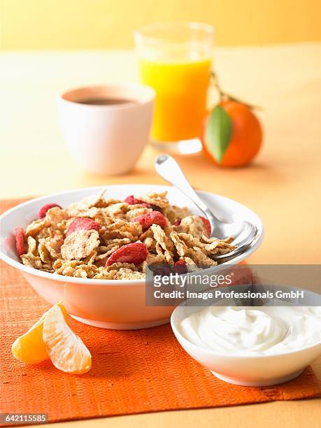 bowl of cereales and summer fruit - cereales stockfoto's en -beelden