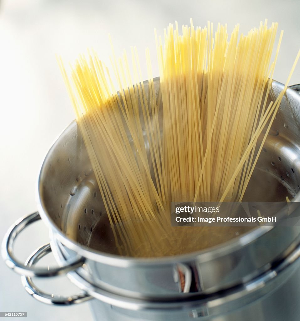 Cooking spaghettis in a stewpot