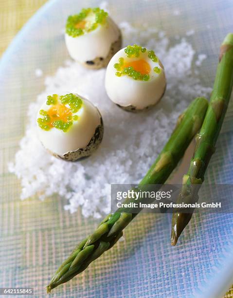 quail eggs with asparagus - uovo di quaglia foto e immagini stock