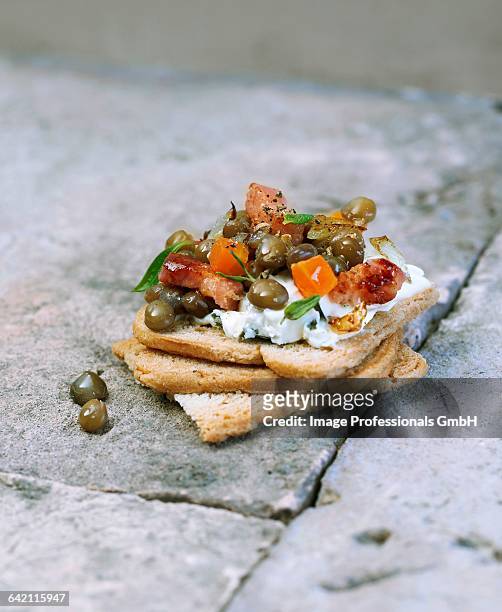 petit sal bacon and lentil canap - canap�� stock-fotos und bilder