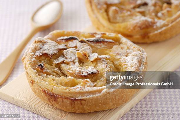 normandy apple tarts - cremetorte stock-fotos und bilder