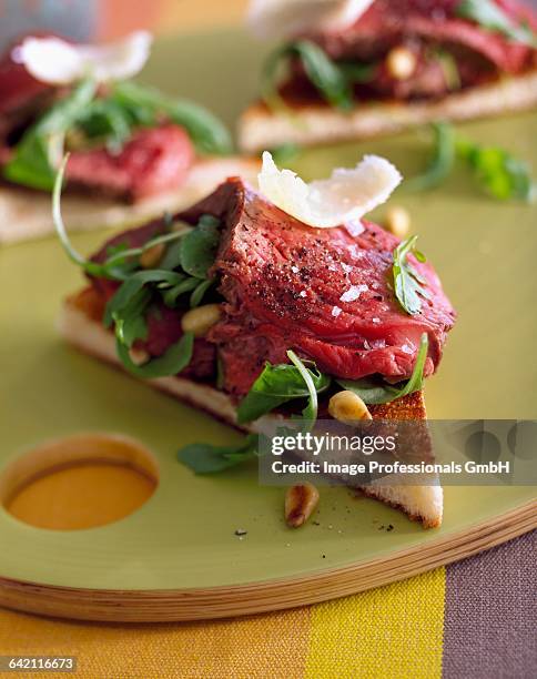 roast beef,tapenade and basil appetizezr - rosbif photos et images de collection