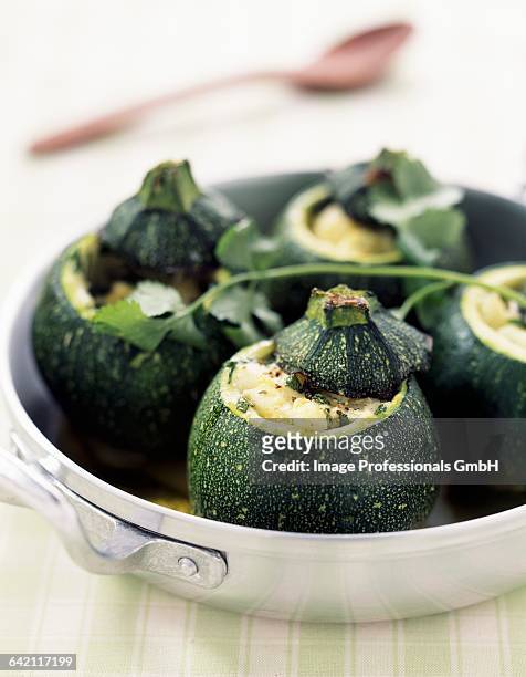 round zucchinis stuffed with mozzarella - stuffing photos et images de collection