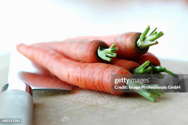 carrots - wiegemesser stock-fotos und bilder