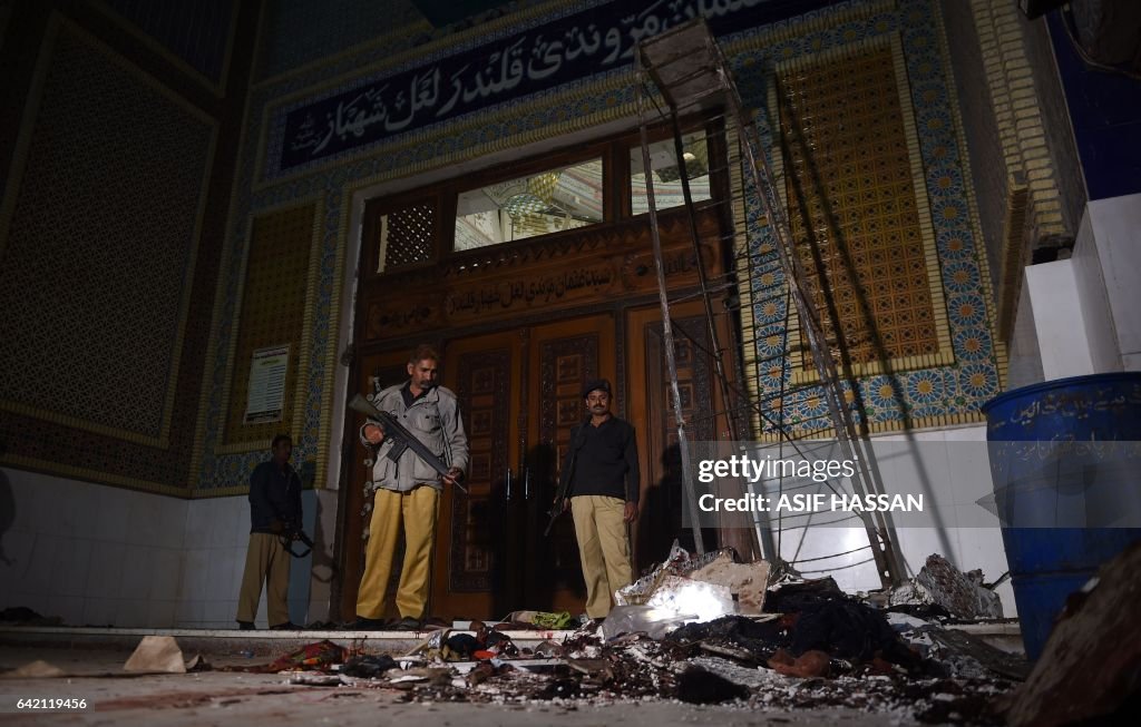 PAKISTAN-UNREST-BOMBINGS-SHRINE