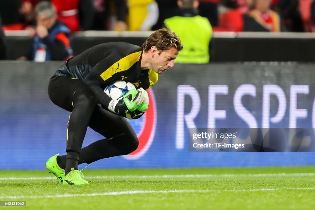 SL Benfica v Borussia Dortmund - UEFA Champions League Round of 16: First Leg