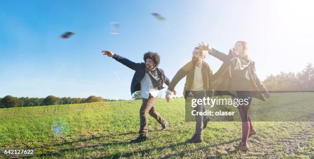 loswerden von ihren handys durch sie wegzuwerfen - flip stock-fotos und bilder