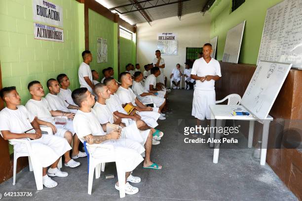 Members of the "Barrio 18 Revolucionarios" take English classes at the San Francisco Gotera Prison on February 16, 2017 in Morazan, El Salvador. The...