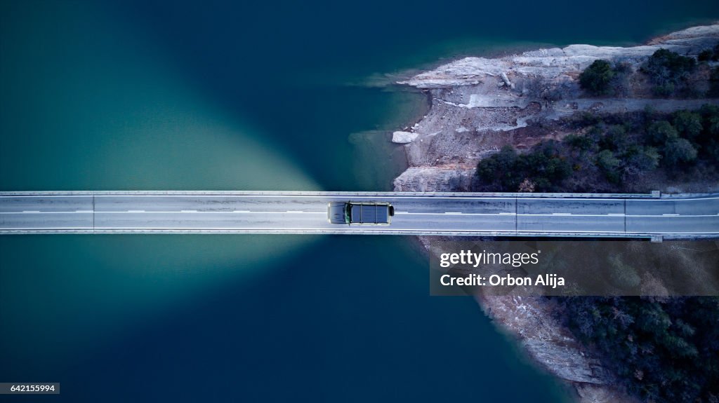 Luchtfoto van weg boven een lake