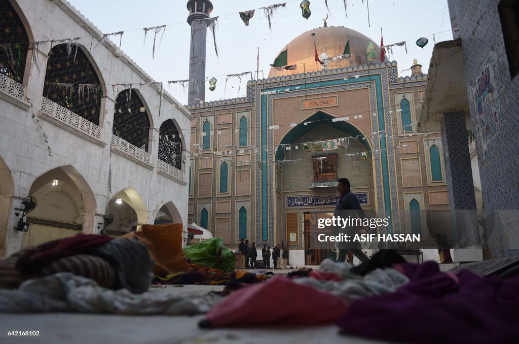 PAKISTAN-UNREST-BOMBINGS-SHRINE