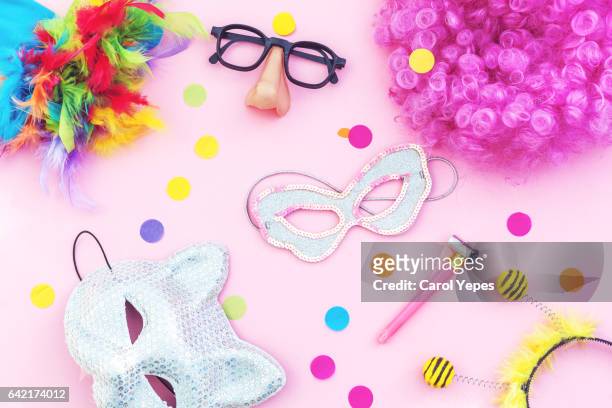 carnival party  items in pink background.flat lay - fiesta stock-fotos und bilder