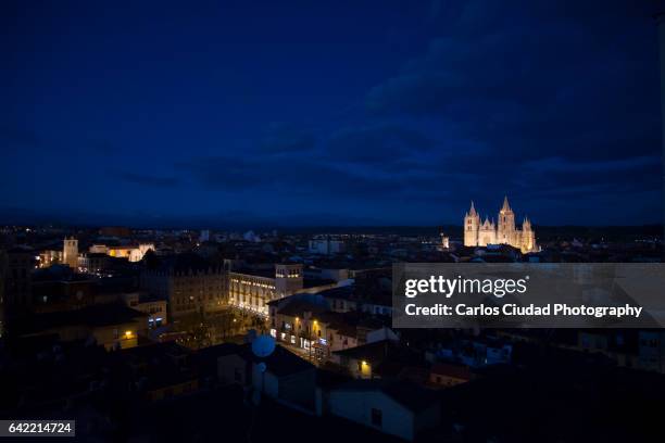 aerial view of the old town of leon (spain) at night - レオン県 ストックフォトと画像