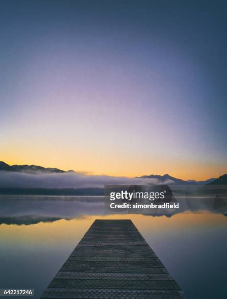 lago kaniere al amanecer, nueva zelanda - westland isla del sur de nueva zelanda fotografías e imágenes de stock