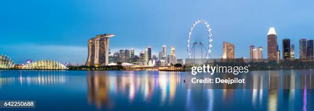 vista panorâmica de singapura no centro o horizonte da cidade no crepúsculo do parque leste da baía - baía de marina singapura - fotografias e filmes do acervo