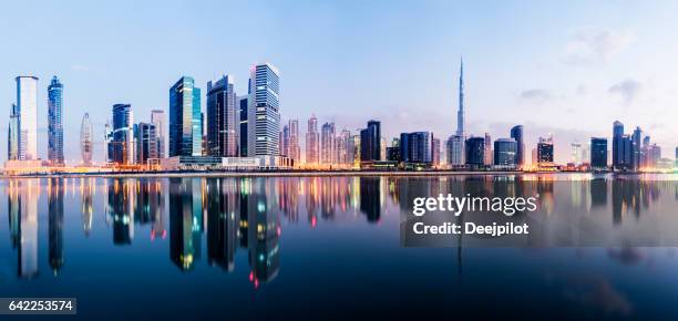 panoramisch uitzicht op de dubai centrum en de zakenwijk van het park bij avondschemering met weerspiegeling in het stilstaande water van lake, verenigde arabische emiraten - panorama dubai stockfoto's en -beelden