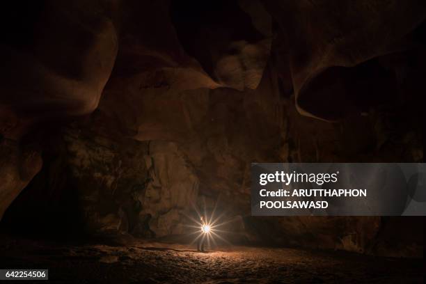explore in chiang dao caves - flashlight 個照片及圖片檔