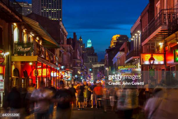 bourbon street, new orelans, louisiana - zurich classic of new orleans stockfoto's en -beelden