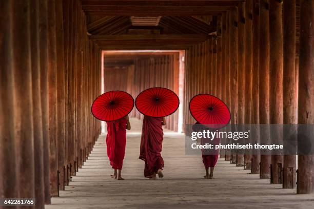 three novice monks are walking in temple,bagan,myanmar - instituto del mundo árabe fotografías e imágenes de stock