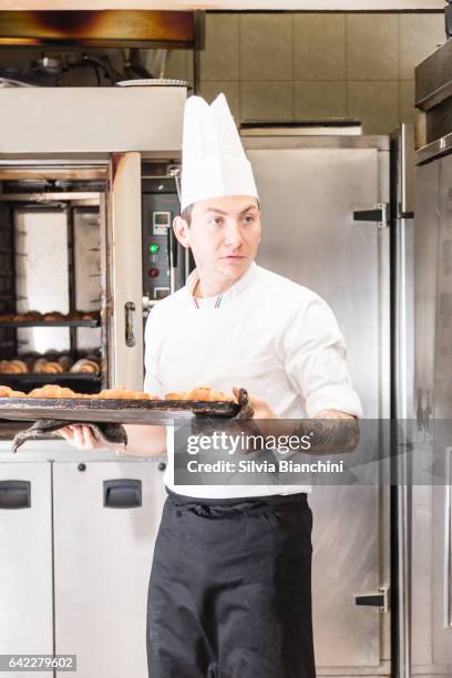 de chef van het gebakje met gebakken croissant - preparazione di alimenti stockfoto's en -beelden