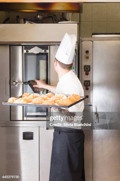 de chef van het gebakje met gebakken croissant - preparazione di alimenti stockfoto's en -beelden