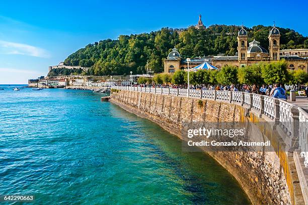 la concha bay in san sebastian - san sebastián spanien stock-fotos und bilder