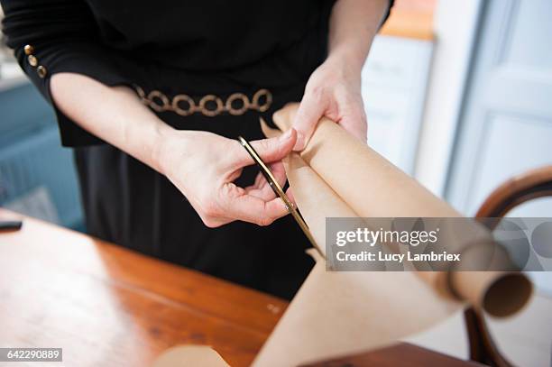 woman cutting parchment paper - papel de cera imagens e fotografias de stock