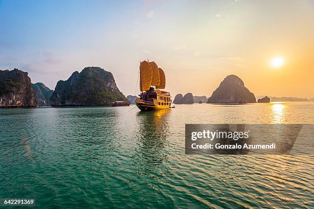 chinese junk in halong bay - vietnam stock-fotos und bilder