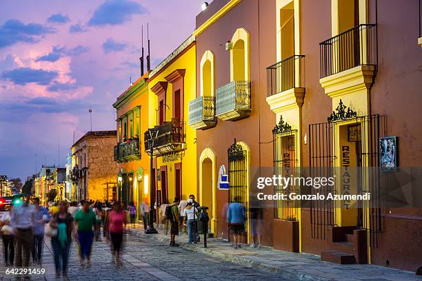 macedonio alcala street in oaxaca - oaxaca foto e immagini stock