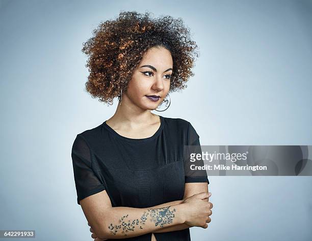 portrait of young black female with arms crossed - t shirt stock pictures, royalty-free photos & images