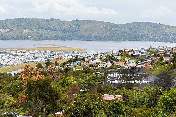 expensive waterfront district vs uphill townships - knysna stock-fotos und bilder