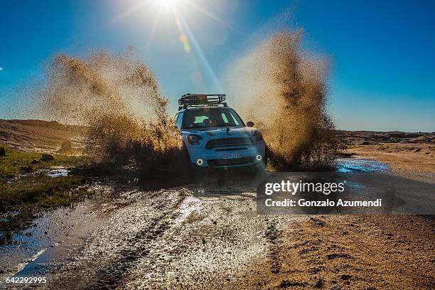 driving a mini over the mud off road - lodo fotografías e imágenes de stock