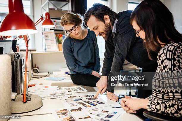 art director and graphic talking about layout - direttore artistico foto e immagini stock