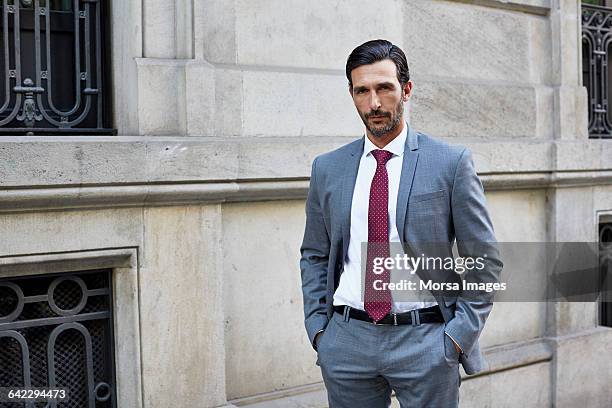 portrait of confident businessman - man in suit stockfoto's en -beelden