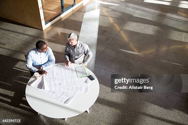 meeting in an open plan office - ronde tafel stockfoto's en -beelden