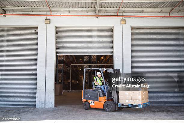 workers inside a food distribution warehouse - carretilla elevadora fotografías e imágenes de stock