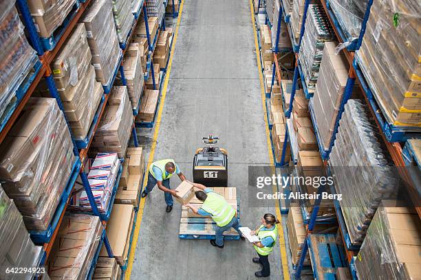 worker inside a food distribution warehouse - unloading fotografías e imágenes de stock