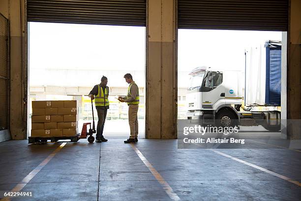 workers inside a food distribution warehouse - pallet industrial equipment fotografías e imágenes de stock