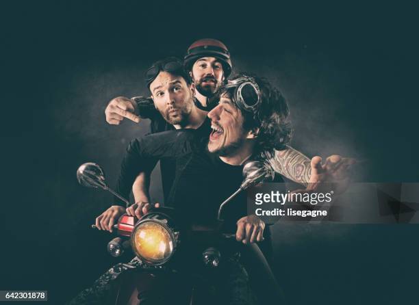 musiciens de rock s’amuser - moto humour photos et images de collection