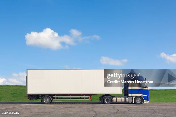 truck en trailer - vrachtwagen stockfoto's en -beelden