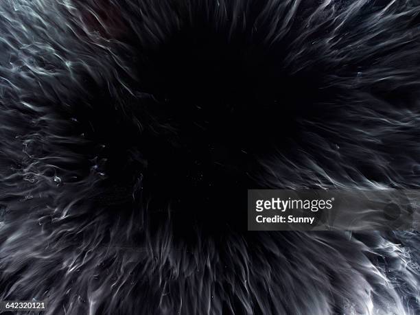 liquid nitrogen forming shape of an iris - trou noir photos et images de collection