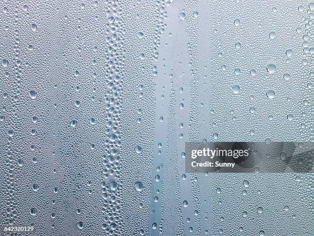 water drops, dew on window - condensación fotografías e imágenes de stock