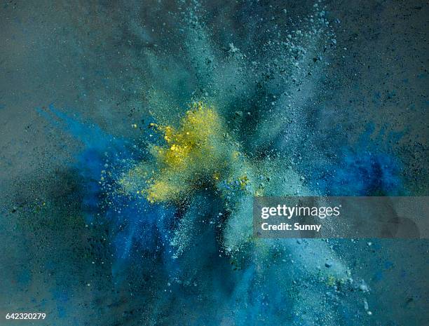 powder explosion - colour powder explosion stockfoto's en -beelden