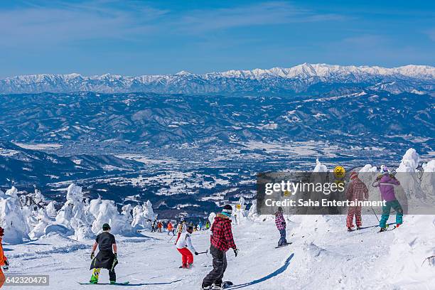 winter sports in japan - ski resort fotografías e imágenes de stock